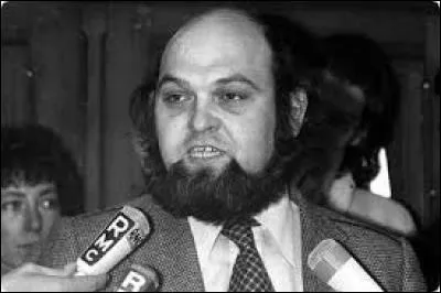 Robert Hue est un politicien français, célèbre pour avoir été à la tête du parti politique suivant :