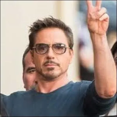 Robert Downey Jr. fut un acteur américain en perte de vitesse, jusqu'en 2008, où il endossa la tenue d'un super-héros pour une série de films. Il relança ainsi sa carrière sur une voie royale. Quel est ce super-héros en question ?