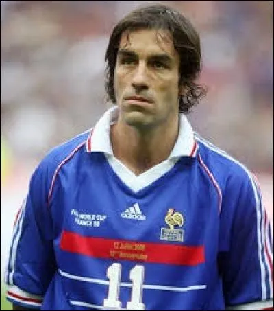 Robert Pirès enregistre un total de 79 sélections en équipe de France de football. Quel(s) titre(s), ce joueur ayant appartenu à la grande génération de la fin des années 90/début 2000, a-t-il remporté avec la sélection nationale ?