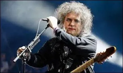 Certes, il a pris de la bouteille le chanteur/guitariste de The Cure... Mais comment s'appelle-t-il ?
