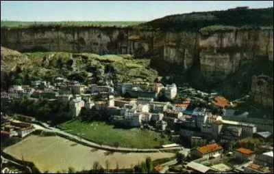 Ce village, adossé au rocher du Combalou, est célèbre pour son fromage. Quel est-il ?
