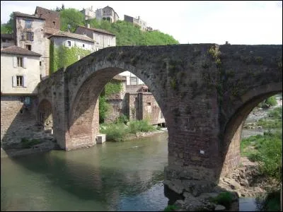 Ce village du Sud Aveyron, ancienne place-forte, possède un magnifique pont médiéval enjambant le Dourdou. Où sommes-nous ?