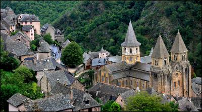 Le village possède une célèbre abbatiale, grand lieu de pèlerinage au Moyen-Age. Où sommes-nous ?