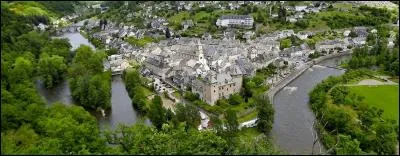 Ce village est situé au confluent de la Truyère et du Lot. Où sommes-nous ?