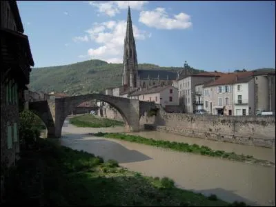 Quelle est cette ville, située sur la Sorgues qu'enjambe ce pont du XIVe siècle ?