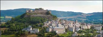 Cette petite ville s'est bâtie autour de sa butte fortifiée et a connu une renaissance avec le chemin de fer. Où sommes-nous ?