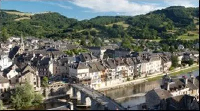 Cette petite ville, située sur les deux rives du Lot, a connu une grande prospérité au XVIIIe siècle. Elle conserve de nombreux témoignages architecturaux de cette période. Quelle est cette petite ville ?