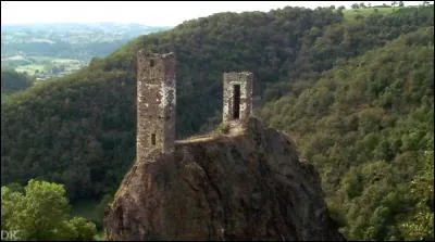 Ce village, situé dans un contrée vallonnée entre les vallées de l'Aveyron et du Lot, a connu une grande prospérité à la fin du Moyen-Age. De splendides ruines en témoignent. Quel est ce village ?