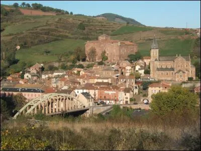 Ce village de la vallée du Dourdou est dominé par le château des évêques, édifice massif en grès rouge, du XIVe siècle. Quel est ce village ?