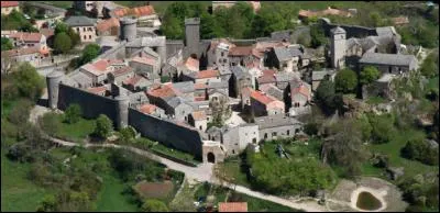 C'est un petit village dans le sud du Larzac, ancienne cité fortifiée des Templiers. Où sommes-nous ?
