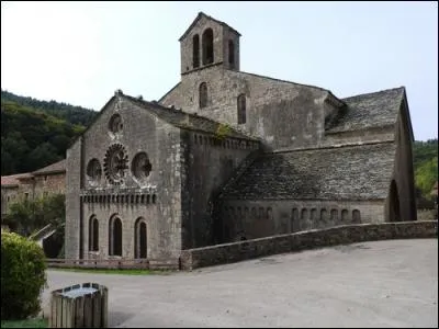 Le village possède une remarquable abbaye cistercienne bâtie au XIIe siècle. Où sommes-nous ?