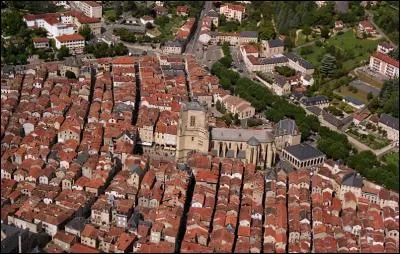 Cette ancienne bastide, qui conserve sa place centrale et sa collégiale, est devenue l'une des villes les plus importantes du département. Où sommes-nous ?