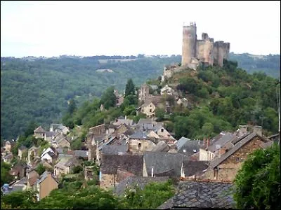 Ce village s'allonge sur une arrête rocheuse dominant la vallée de l'Aveyron. Où sommes-nous ?