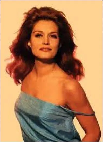 En quelle année la chanteuse Dalida a-t-elle été élue Miss Égypte ?
