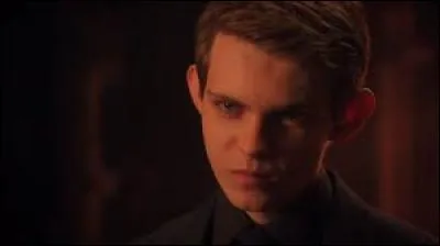 Que fait Peter Pan dans les enfers avant l'arrivé des héros ?