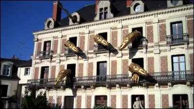 Je peux y visiter la maison de la Magie, ainsi que son château Royal, je suis la ville de...