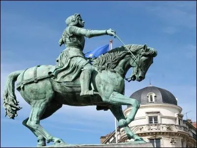 Célèbre place où se dresse la statue équestre de Jeanne d'Arc, je me situe à...