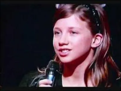 Poursuivons avec une jolie jeune fille :