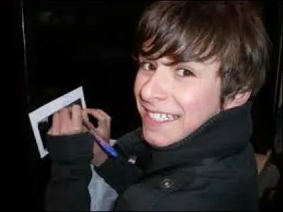 Continuons avec un garçon aussi d'un grand talent avec une voix très pure. L'image vous apprend qu'il s'agit de :