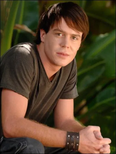 Comment s'appelle ce garçon ?