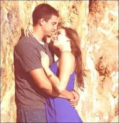 Qui a officiellement un petit-ami ?