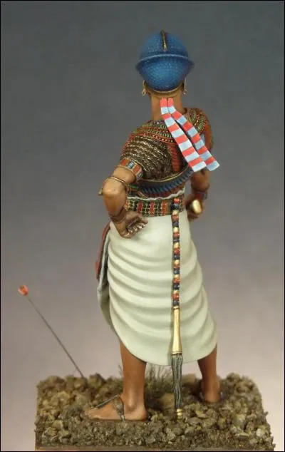 De quel animal provient la queue portée par le pharaon, représentant la force et le pouvoir ?