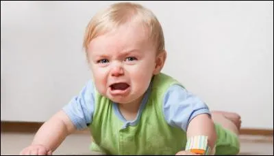 Ensuite, viennent les gloussements et les rires. Un bébé rit environ 300 fois par jour. Autour de 18 mois, il fait la plus grande découverte de sa vie, il se voit et cette conscience du moi débouche sur...