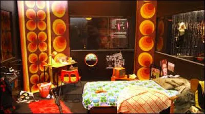 Pour prononcer un seul mot, combien de muscles doivent travailler en une séquence précise chez un bébé ?