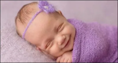 Le bébé commence à communiquer par des pleurs. Puis, il commence à sourire. Celui-ci est inné. Les bébés aveugles sourient-ils ?
