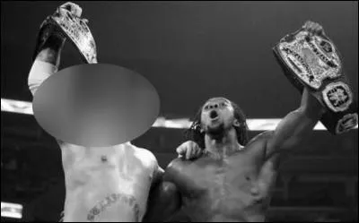 Lors d'un RAW de l'année 2008, il remporte les titres par équipe.
Mais qui était son partenaire ?