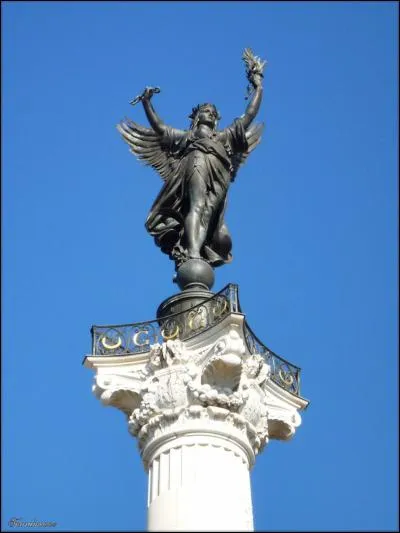 Où se trouve cette statue de la Liberté, au sommet d'une colonne de 54 mètres ?