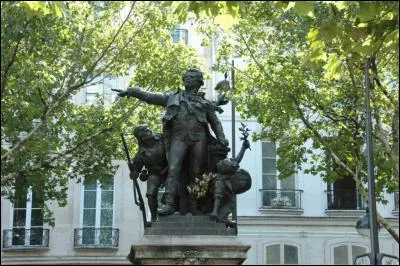 Où se trouve cette statue de Danton ?