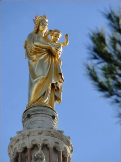Où se trouve cette statue de la Vierge ?