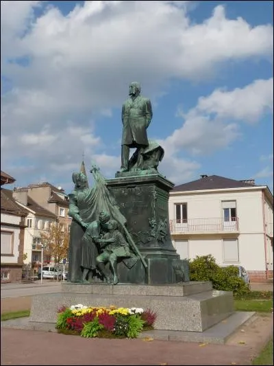 Où se trouve cette statue de Jules Ferry ?
