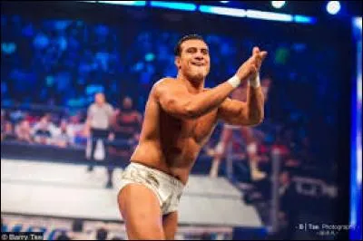 En 2010, Alberto Del Rio se paye un annonceur de ring officiel, rien qu'à lui. 
Comment s'appelle-t-il ?