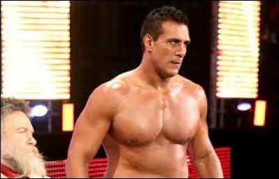 En août 2014, à cause de quoi Alberto Del Rio est-il licencié de la WWE ?
