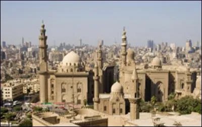 Février : Pas de décès de célébrités ce mois-ci mais la Mort ne chôme pas ! Le club cairote Zamalek Sporting Club accueille Prague dans un stade qui peut contenir 40 000 spectateurs. Mais c'est près de 80 000 qui sont entrés ! L'effondrement d'un mur provoque 48 morts. En 1974, Prague était la capitale de quel pays ?