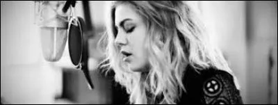 Petite question pour remonter le score. Comment s'appelle la musique pour qui elle a fait un hommage ?