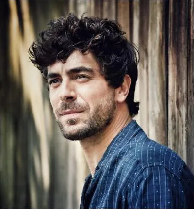 Dans la saison 6, Clem apprend qu'elle a un demi-frère, Adrian, que sa mère a eu à 16 ans. De qui Adrian devient-il le petit ami ?