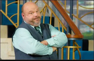 Vole-t-il les affaires des petits Ross ?