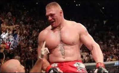 En 2004, il se met à l'écart pour faire du football.
Mais pour quelle équipe Brock Lesnar joue-t-il en premier après son départ ?