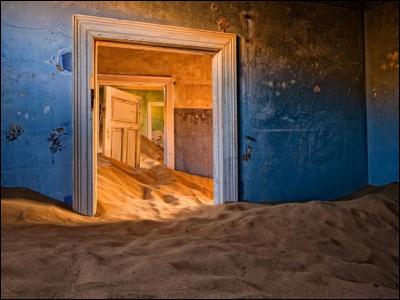 Le village de Kolmanskop est situé dans le désert à quelques kilomètres de Lüderitz. Où est situé ce village fantôme envahi par le sable ?