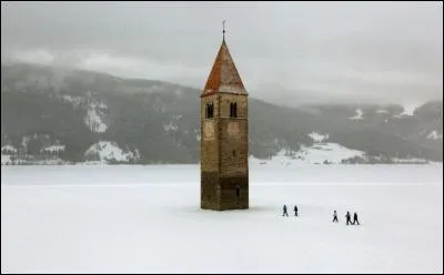 Le lac de Reschen, en Italie, est un lac artificiel dans le Tyrol du Sud à la frontière avec l'Autriche. Sa surface de 6, 6 km2, en fait, le lac le plus grand se trouvant à plus de 1000 m dans les Alpes. Au beau milieu des eaux, on peut y retrouver le clocher d'une église construite... En quel siècle ?