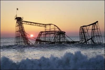 Casino Pier était un parc d'attractions situé sur le bord de mer de Seaside Heights dans le New Jersey aux Etats-Unis. Depuis le 29 octobre 2012, le parc a été fermé après qu'une partie de celui-ci soit passé sous le niveau de la mer après le passage de l'ouragan...quel ouragan ?