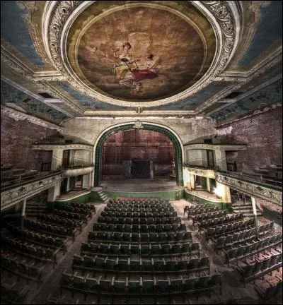 Situé à New Bedford, Massachusetts, l'Orpheum Theater est un vieux théâtre ouvert le 15 avril en 1912, le jour du naufrage du Titanic. Le théâtre est resté ouvert pendant 50 ans. Que trouvait-on à l'intérieur ?