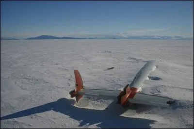 Fabriqué en 1953, ce Lockheed C-121J Super Constellation, en partance de Christchurch en Nouvelle-Zélande, devait se rendre à McMurdo Sound en Antarctique. Pendant le vol, la visibilité s'est fortement dégradée pour tomber à 0. Incapable de voir la piste, l'appareil s'est posé à l'aveugle et a été détruit. Sur les 80 personnes à bord, combien survécurent ? (la stupide question de chiffres)