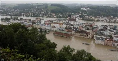 Durant le mois d'Août 2002, l'Europe centrale est en proie à d'importantes inondations, en particulier l'Allemagne, l'Autriche, et la République Tchèque. 
Le coût des dégâts est de 20 Mds d'euros mais quel est le bilan humain ?