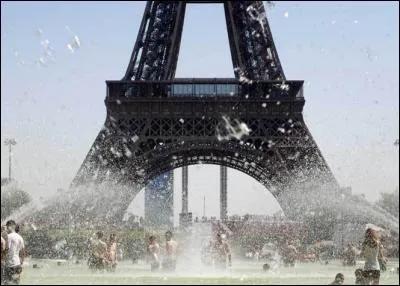 En Août 2003, une terrible canicule tue 70 000 personnes, en Europe de l'Ouest. La très mauvaise anticipation des pouvoirs publics, et une population mal préparée, en sont les principales causes. 
Quel est le pays ayant eut le bilan humain le plus lourd ?