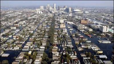 En août 2005 aux USA, l'ouragan Katrina devient la Cat-Nat la plus coûteuse de l'histoire, avec un coût de 125 Mds de dollars. C'est son onde de tempête record, qui cause la majorité des dégâts, et la mort de 1 836 personnes. 
Quelle hauteur a-t-elle atteinte ?