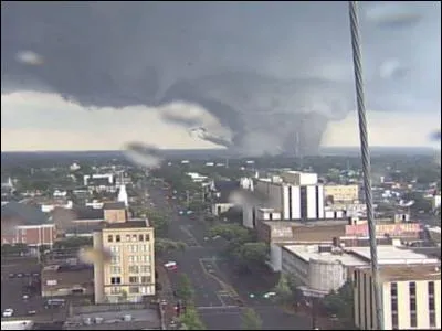 Du 25 au 28 Avril 2011, les grandes plaines américaines subissent une épidémie de tornades historiques. 340 personnes trouvent la mort, 5 500 sont blessées, et les dégâts sont estimés à 11 Mds de dollars. 
Combien de tornades se sont produites durant cette période ?